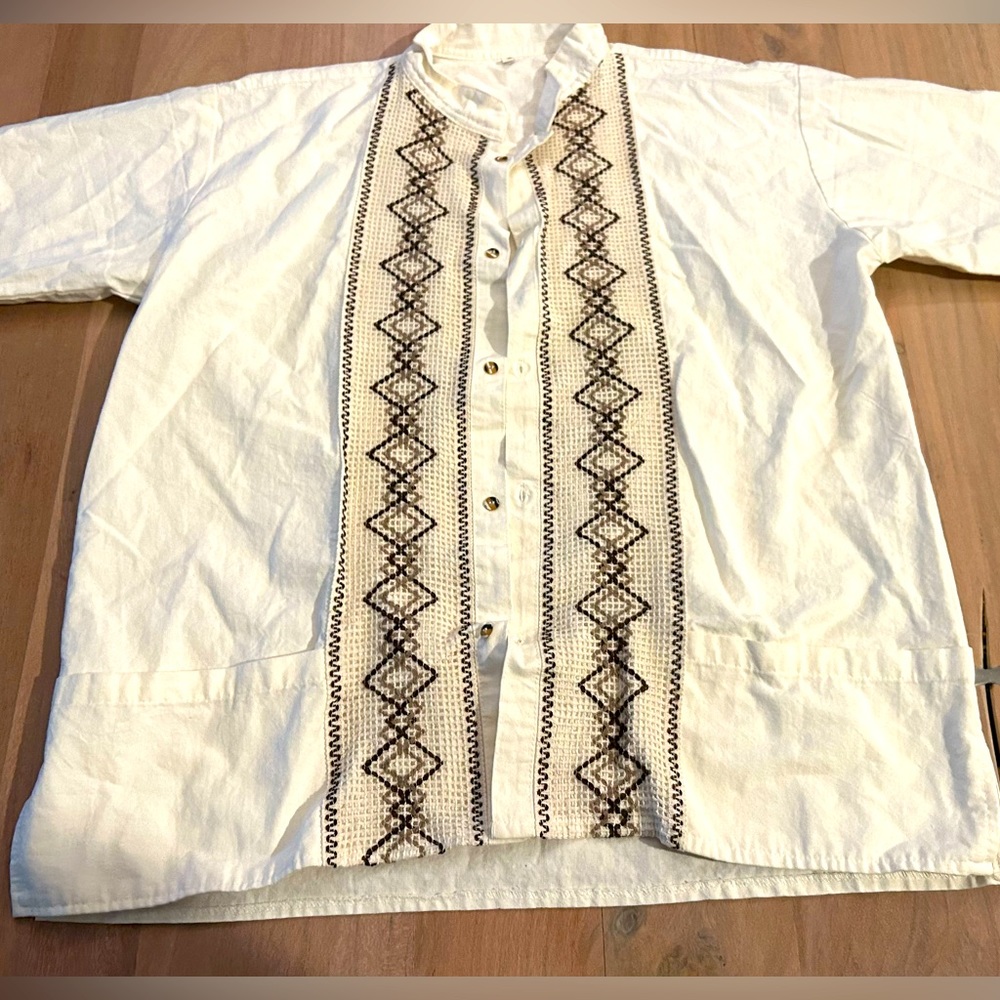 Men’s Guayabera made in Mexico 100% Cotton size L hand made embroidery.